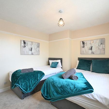 הוילה Sleek And Stylish 3 Bed In Bolton - Garden - Parking מראה חיצוני תמונה