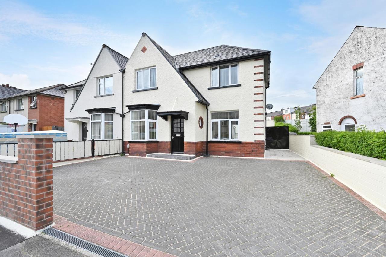 הוילה Sleek And Stylish 3 Bed In Bolton - Garden - Parking מראה חיצוני תמונה