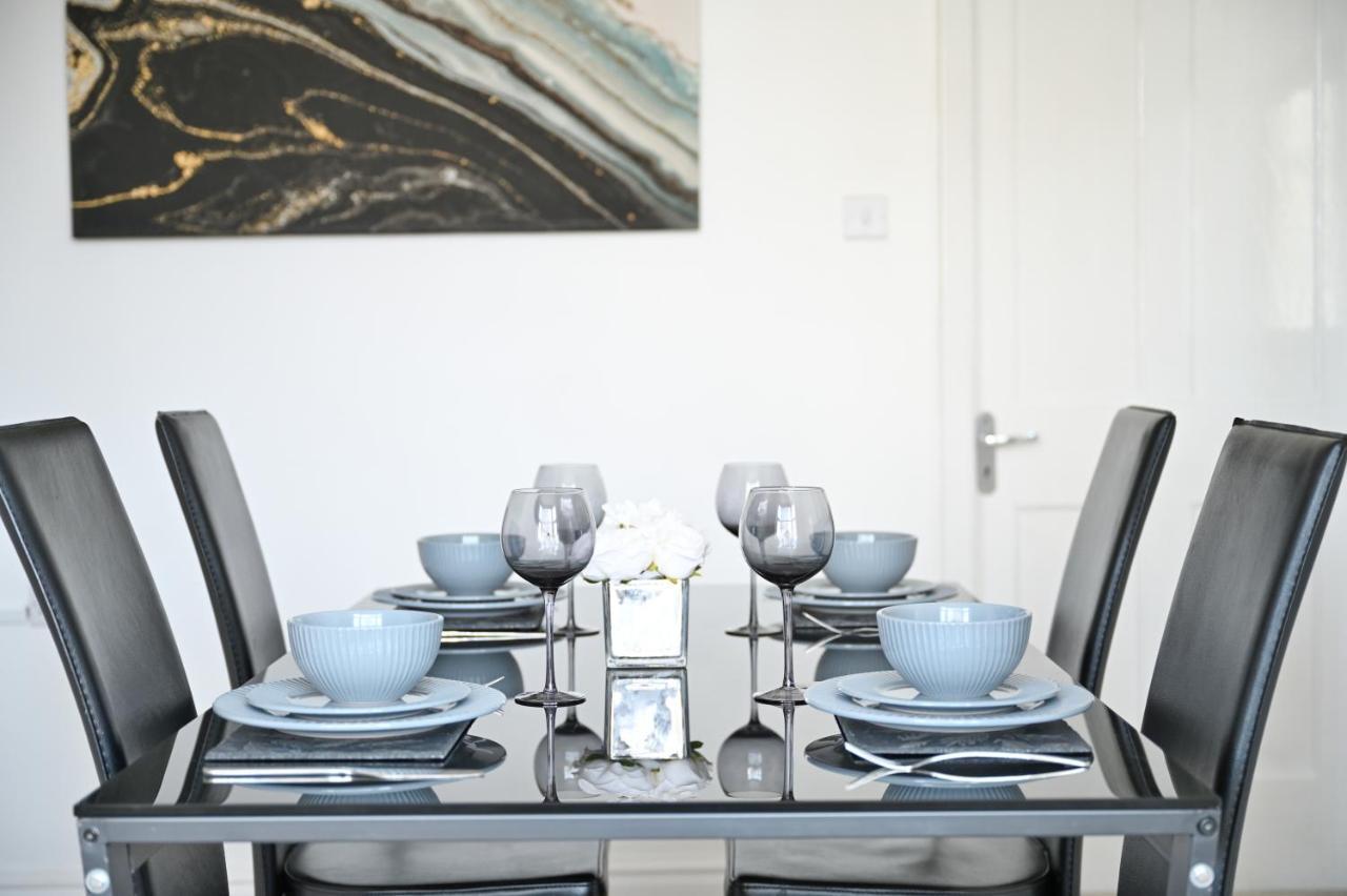 הוילה Sleek And Stylish 3 Bed In Bolton - Garden - Parking מראה חיצוני תמונה