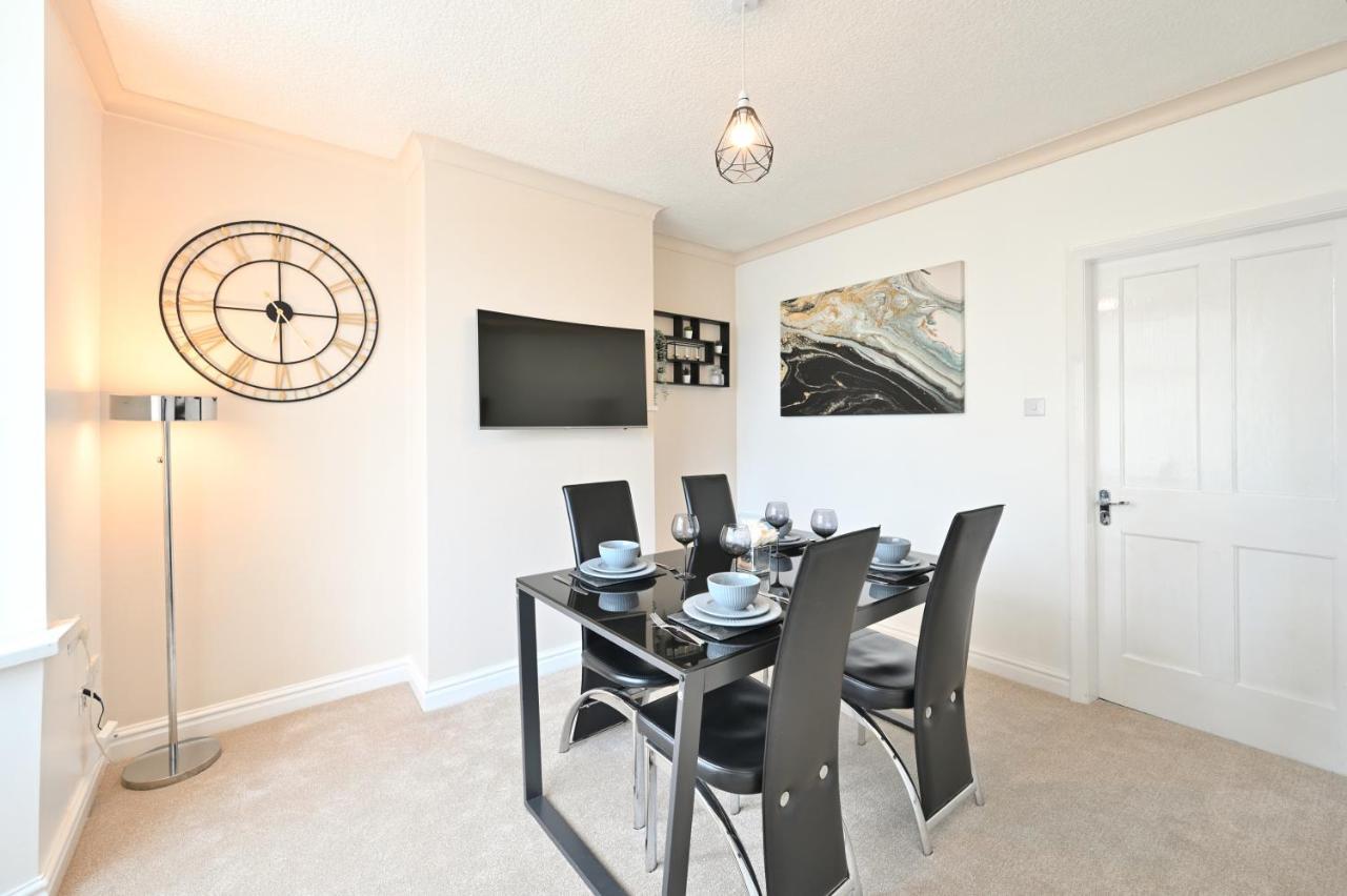 הוילה Sleek And Stylish 3 Bed In Bolton - Garden - Parking מראה חיצוני תמונה