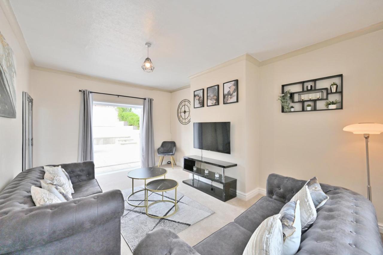 הוילה Sleek And Stylish 3 Bed In Bolton - Garden - Parking מראה חיצוני תמונה