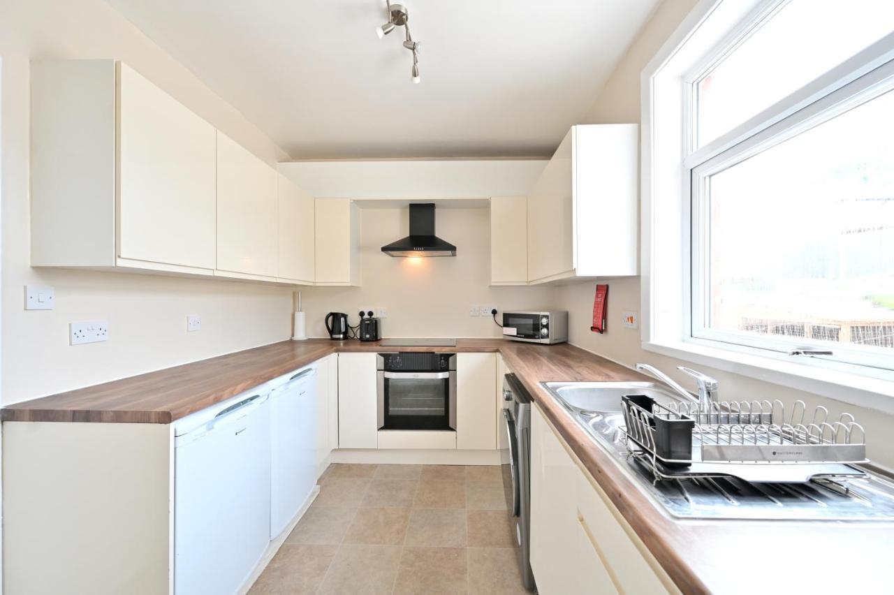 הוילה Sleek And Stylish 3 Bed In Bolton - Garden - Parking מראה חיצוני תמונה