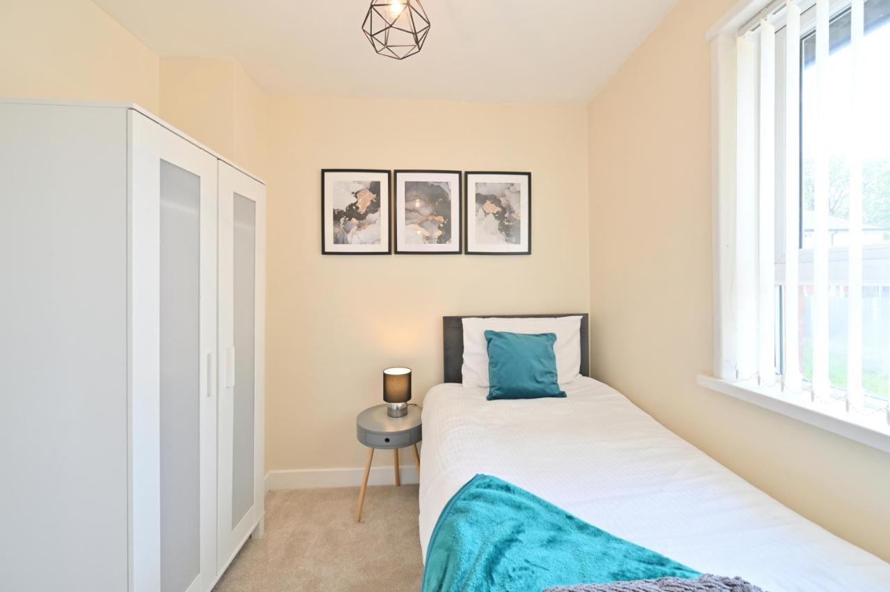 הוילה Sleek And Stylish 3 Bed In Bolton - Garden - Parking מראה חיצוני תמונה