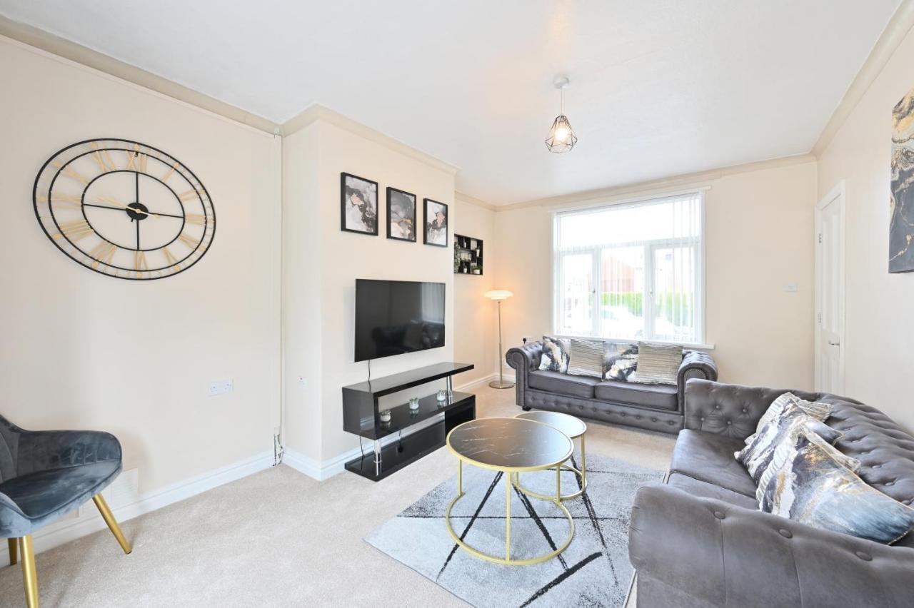 הוילה Sleek And Stylish 3 Bed In Bolton - Garden - Parking מראה חיצוני תמונה